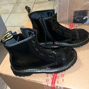 Dr martens patent leather new size 6 women 🖤
